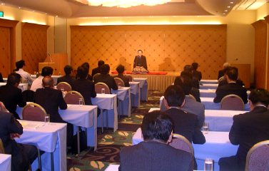 三遊亭楽春の顧客満足向上講演会の風景