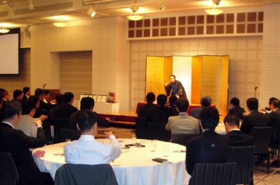 講演会の人気講師で落語家・三遊亭楽春のコミュニケーション術&カスタマーサービス講演会の風景