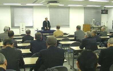 三遊亭楽春の落語を楽しみ、笑って健康落語会の風景