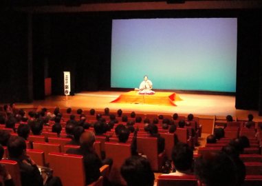 講演会の人気講師で落語家・三遊亭楽春のCSマインド&コミュニケーション講演会の風景