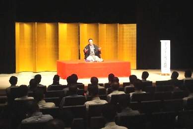 人気講演会講師・三遊亭楽春の落語に学ぶコミュニケーション術向上講演会の風景