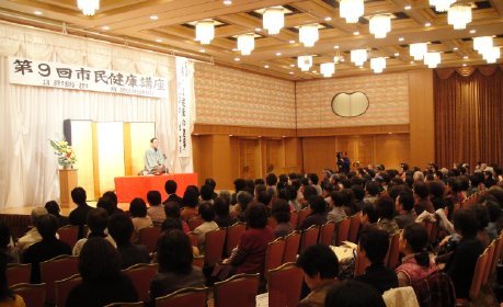 三遊亭楽春の人気講演会風景・笑いは健康の良薬の風景