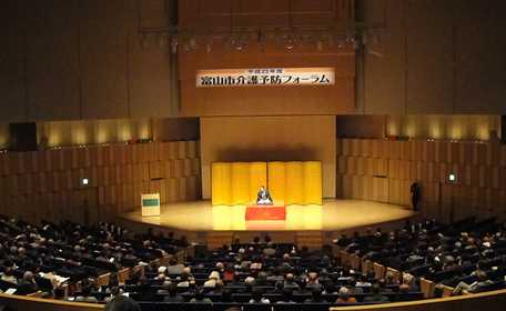 介護予防フォーラムでの三遊亭楽春講演会の風景