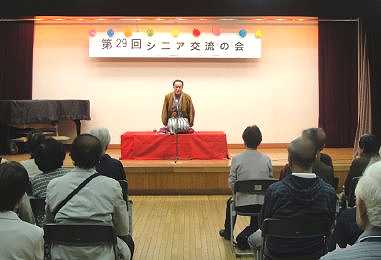 三遊亭楽春の笑いと健康の落語講演会の風景