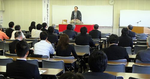 落語家で講演会の人気講師・三遊亭楽春のコミュニケーション術講演会の風景