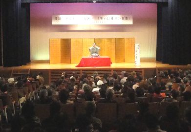 人気講師で落語家の三遊亭楽春の講演会風景・笑いは健康の良薬の風景
