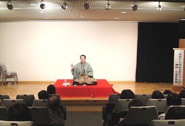 講演会の人気講師で落語家・三遊亭楽春の会話から始めるまちづくり講演会の風景