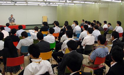 三遊亭楽春のカスタマーサービス講演会の風景