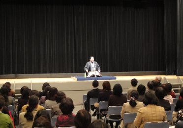 人気講演会講師&落語家・三遊亭楽春の笑いと健康講演会風景