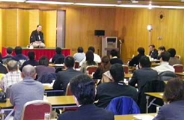 三遊亭楽春の顧客対応力向上講演会の風景