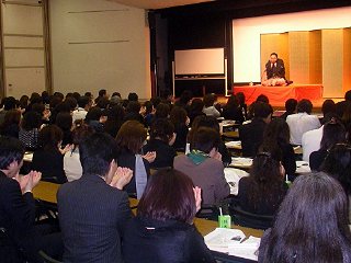 三遊亭楽春のカスタマーサービス講演会の風景
