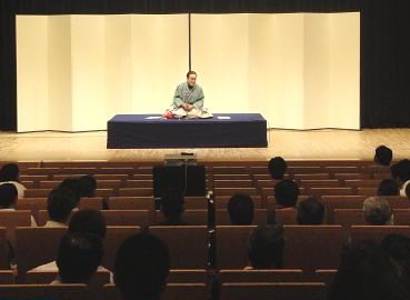 三遊亭楽春の安全衛生大会でのコミュニケーション&メンタルヘルスケア講演会の風景