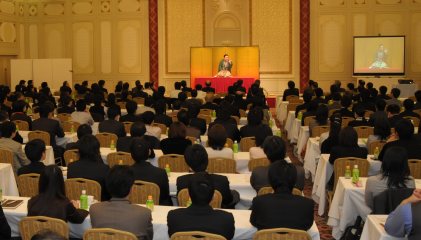 三遊亭楽春の笑いと健康講演会の風景
