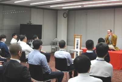 講演会の人気講師・三遊亭楽春の笑いの効果に学ぶメンタルヘルスケア講演風景