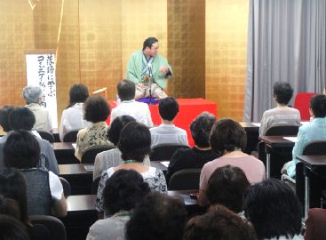 講演会の人気講師で落語家・三遊亭楽春の落語に学ぶコミュニケーション術向上講演会の風景